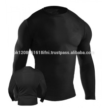 schlicht schwarz hautenge Trainingskompression UV-Schutz Rashguard tragen